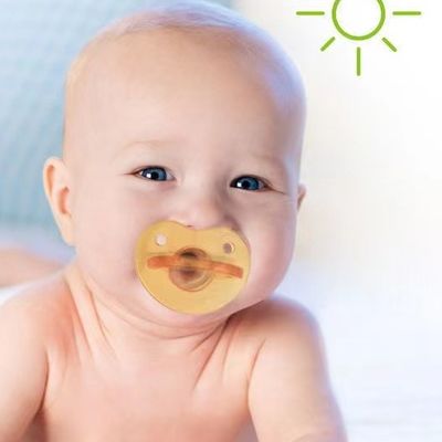 Der Spaß des Babys und netter flüssiger Silikonfriedensstifter, zum des Schlafes zu beruhigen und zu beruhigen